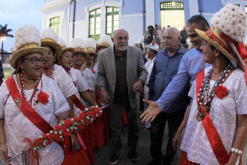 Ao som da Marujada, das ladainhas e do retumbão, o Governo do Estado inaugurou na noite de sábado, 15, o Liceu de Música de Bragança. A entrega do liceu e do teatro que compõe o projeto elaborado pela Secretaria de Estado de Cultura  (Secult)  aconteceu no clima da Marujada, festa folclórico-religiosa que começa neste domingo, 16.

FOTO: RODOLFO OLIVEIRA / AG. PARÁ
DATA: 16.12.2018
BRAGANÇA - PARÁ <div class='credito_fotos'>Foto: Rodolfo Oliveira/Ag. Pará   |   <a href='/midias/2018/originais/c903954e-11dd-4875-aea0-75ddc6750c0a.jpg' download><i class='fa-solid fa-download'></i> Download</a></div>