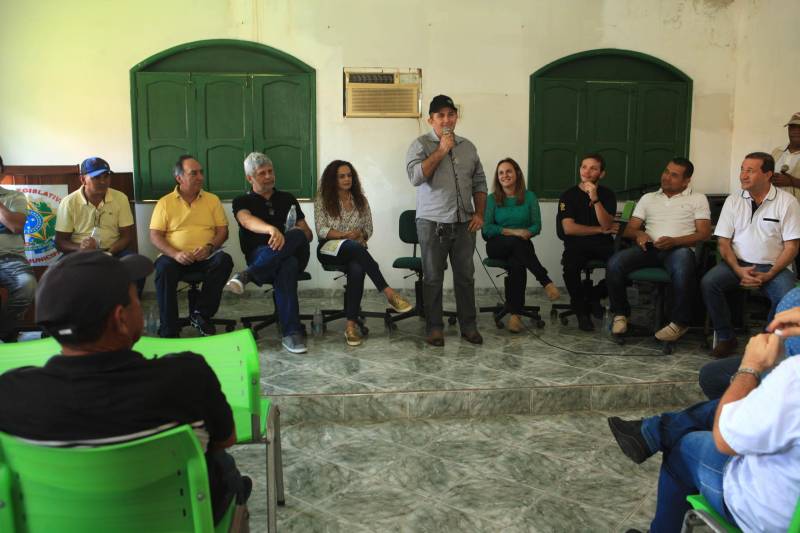 Ordens de Serviço do Programa Asfalto na Cidade também foram assinadas no município de São João da Ponta, que foi contemplado com mais 3 km de asfalto, além dos que já estão beneficiando o distrito de Deolândia. “Com certeza isso vai ajudar na questão do desenvolvimento. É uma conquista que vai trazer mais alegria para o nosso povo”, disse o prefeito de São João da Ponta, Carlos Feitosa (foto), durante a cerimônia realizada na Câmara Municipal.

FOTO: RODOLFO OLIVEIRA / AG. PARÁ
DATA: 13.06.2018
SÃO JOÃO DA PONTA - PARÁ <div class='credito_fotos'>Foto: Rodolfo Oliveira/Ag. Pará   |   <a href='/midias/2018/originais/c903966e-d1f4-40e7-a015-25e63b3cfd0f.jpg' download><i class='fa-solid fa-download'></i> Download</a></div>