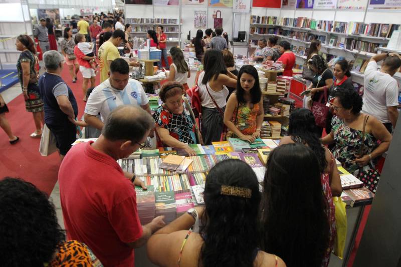 Uma programação extensa e diversificada marcou a abertura das atividades da XXII Feira Pan-Amazônica do Livro (foto) neste sábado (2), no Hangar – Centro de Convenções e Feiras da Amazônia, em Belém. Um grande público compareceu no primeiro dia, aproveitando as atrações culturais e as exposições nos estandes de livros.

FOTO: CRISTINO MARTINS / AG. PARÁ
DATA: 02.06.2018
BELÉM - PARÁ <div class='credito_fotos'>Foto: Cristino Martins/Ag. Pará   |   <a href='/midias/2018/originais/c90524bd-d425-4d33-81e9-45b5db24d748.jpg' download><i class='fa-solid fa-download'></i> Download</a></div>