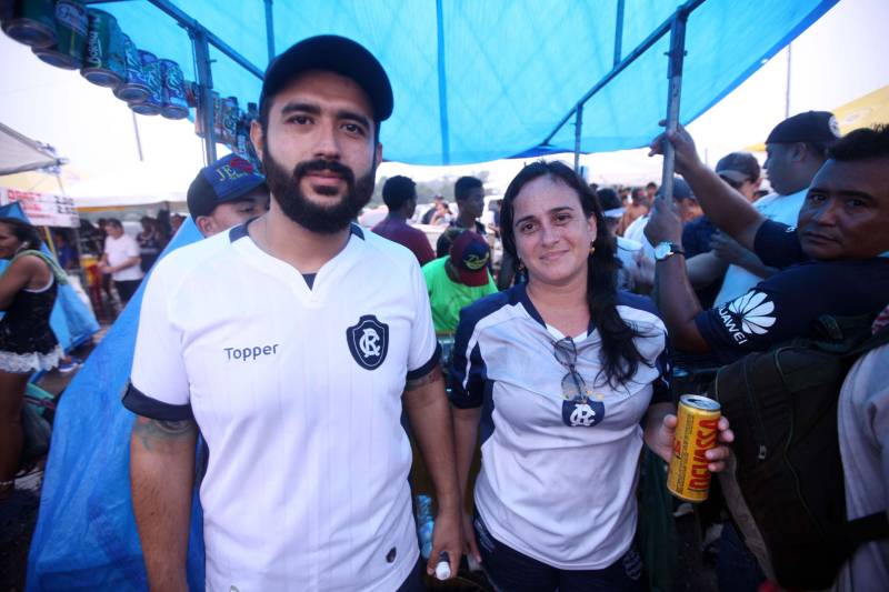 O Clube do Remo venceu o Paysandu por 2 a 1 na tarde deste domingo, partida realizada no Estádio Mangueirão, e largou na frente pelo título do Campeonato Paraense de 2018. Na foto, Daniel Leite e Angela Ferreiro.
FOTO: THIAGO GOMES / AG. PARÁ
DATA: 01.04.2018
BELÉM - PARÁ <div class='credito_fotos'>Foto: Thiago Gomes /Ag. Pará | <a href='/midias/2018/originais/c90615f2-72b2-4c0c-a52e-d12f7143ecb5.jpg' download><i class='fa-solid fa-download'></i> Download</a></div>
