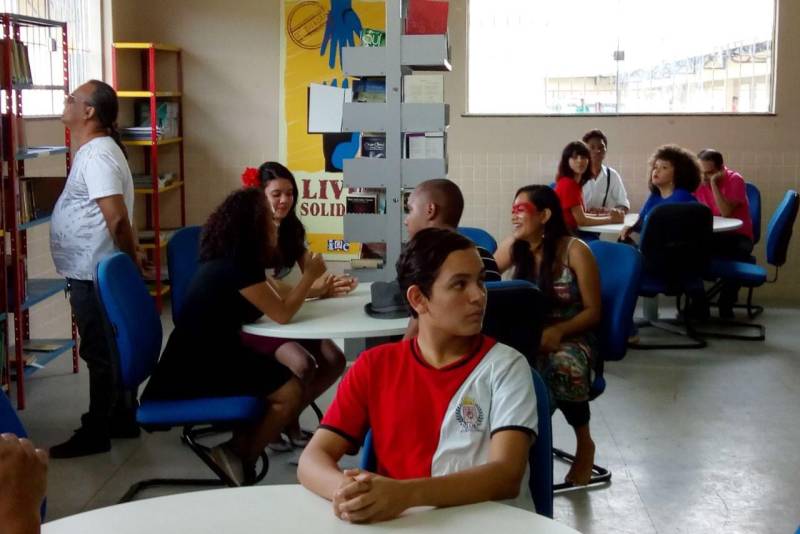 A Escola Estadual de Ensino Médio Manoel Leite Carneiro, localizada no bairro Tenoné, em Belém, inaugurou na manhã do dia 22, a Biblioteca Walcyr Monteiro. O espaço recebeu apoio do projeto de incentivo à leitura Livro Solidário, que doou 450 livros para reforçar o acervo, além de estandes e material de identidade visual.
FOTO: ASCOM IOE
DATA: 23.03.2018
BELÉM - PARÁ <div class='credito_fotos'>Foto: ASCOM IOE | <a href='/midias/2018/originais/c906e253-0883-4528-a1c3-30adf9d97688.jpg' download><i class='fa-solid fa-download'></i> Download</a></div>