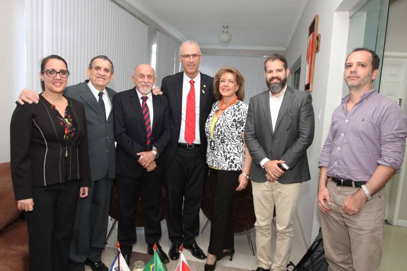 Segurança, tecnologia, educação e recursos hídricos foram alguns dos temas em pauta durante encontro entre o governador Simão Jatene e o embaixador de Israel no Brasil, Yossi Shelley, na tarde desta quarta-feira (13), no Palácio do Governo, em Belém. A reunião também contou presença do presidente do Centro Israelita do Pará, Marcos Soares e dos representantes da comunidade israelita, Ana Bentes Bloch e Elias Ramiro Bentes. Com a visita, o País do oriente médio busca estreitar as relações com o Estado e iniciar a construção de parcerias e cooperações em setores estratégicos como ciência, tecnologia e conhecimento. Entre os temas debatidos está a questão da segurança. Israel possui, por exemplo, uma grande expertise em tecnologias utilizadas na área. “Temos um grande conhecimento no que diz respeito à tecnologia para a segurança. Apresentamos algumas utilizadas em nosso País, como softwares de monitoramento, rastreamento, entre outros, que podem ser interessantes para o governo do Pará”, afirmou o embaixador Yossi Shelley. As possibilidades de contribuição também incluem intercâmbios e capacitação profissional na área.

FOTO: CRISTINO MARTINS / AG. PARÁ
DATA: 13.06.2018
BELÉM - PARÁ <div class='credito_fotos'>Foto: Cristino Martins/Ag. Pará   |   <a href='/midias/2018/originais/c90aef59-4c38-4efd-96b7-df60d9bcec2a.jpg' download><i class='fa-solid fa-download'></i> Download</a></div>