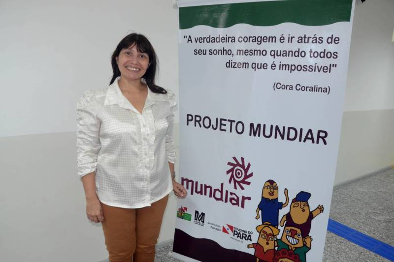 Começou, nesta segunda-feira (2), a Formação Continuada do Ensino Médio – Módulo III promovido pelo Projeto Mundiar, programa da Secretaria de Estado de Educação (Seduc) que atua na correção da distorção idade/ano escolar desde 2014. A professora de Matemática, Patrícia Campos Corrêa, 49 anos (foto), atua no Mundiar desde o começo das atividades em 2014.
FOTO: ELISEU DIAS / ASCOM SEDUC
DATA: 02.04.2018
BELÉM - PARÁ <div class='credito_fotos'>Foto: Eliseu Dias / Ascom Seduc | <a href='/midias/2018/originais/c90efd00-e6e1-4c73-af28-3980a667b42a.jpg' download><i class='fa-solid fa-download'></i> Download</a></div>