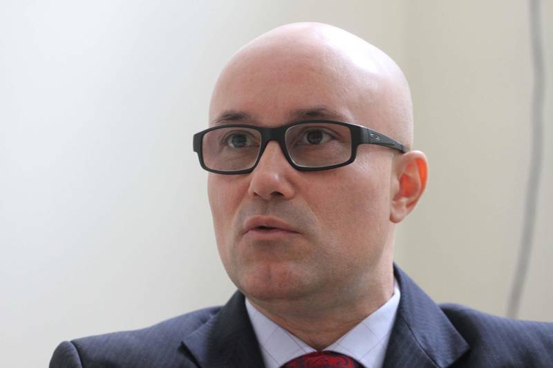 Em 2018, o Centro de Perícias Científicas (CPC) Renato Chaves celebra a segunda parceria com a Polícia Internacional. Dessa vez, o intercâmbio foi fechado com a Polícia Francesa, na manhã desta segunda-feira (23), com a abertura da Semana de Intercâmbio de Investigação Criminal: Brasil x França - O Local de Homicídio em Evidência, no auditório do CPC. Durante a semana, os peritos ampliarão seus conhecimentos sobre as técnicas, protocolos e tecnologias utilizadas na França. Policiais civis e militares também participam da qualificação. O intercâmbio está sendo organizado pela Direção Geral do CPC, por meio da Direção de Cooperação Internacional da Embaixada Francesa, sediada em Brasília. Dois agentes da Polícia do Brigade Criminelle e do Service Régionale d'Identité Judiciaire, com apoio do Ministério do Interior da França, participam da qualificação, que segue até a próxima sexta-feira (27) e será realizada na modalidade presencial, com aulas práticas e teóricas sobre as técnicas em local de crime. Na foto, José Edmilson Lobato, diretor geral do CPC.
FOTO: CRISTINO MARTINS / AG. PARÁ
DATA: 23.04.2018
BELÉM - PARÁ <div class='credito_fotos'>Foto: Cristino Martins/Ag. Pará | <a href='/midias/2018/originais/c915eb0b-3f0f-4cd3-978d-ff79a56cea82.jpg' download><i class='fa-solid fa-download'></i> Download</a></div>