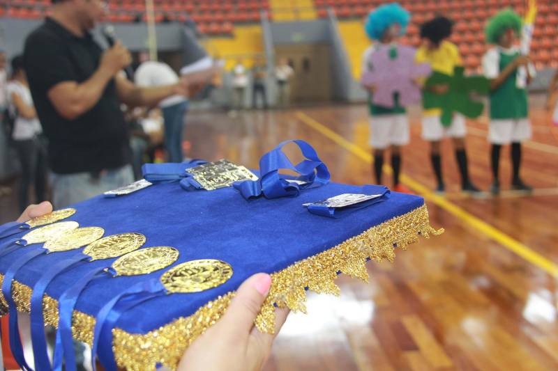 Mais de 60 adolescentes e jovens em cumprimento de medida socioeducativa no Pará conheceram as instalações da Arena Guilherme Paraense (o Mangueirinho), em Belém. O espaço recebeu os internos para o encerramento da II Olimpíada de Inverno da Socioeducação, evento criado com o objetivo de proporcionar atividades de esporte e cultura aos adolescentes em cumprimento de medida socioeducativa no Estado, além de promover o espírito esportivo e garantir maior integração entre os internos. A Arena sediou as finais do futsal feminino e masculino, além de apresentações culturais que marcaram o encerramento da atividade promovida pela Fundação de Atendimento Socioeducativo do Pará (Fasepa), por meio do Projeto Ressignificando Caminhos na Socioeducação.
FOTO: ALBERTO PASSOS / ASCOM FASEPA
DATA: 28.03.2018
BELÉM - PARÁ <div class='credito_fotos'>Foto: ALBERTO PASSOS/ ASCOM FASEPA | <a href='/midias/2018/originais/c924c1a3-fc31-4af7-bd1a-15502c85ef0a.jpg' download><i class='fa-solid fa-download'></i> Download</a></div>