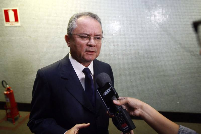 A representatividade da produção paraense e os investimentos feitos pelo Estado na agricultura familiar foram destacados pelo governador em exercício, Zequinha Marinho (foto), na abertura oficial dos congressos, cuja programação técnica começou pela manhã, com minicursos sobre o melhoramento genético da mandioca, manejo de solo e identificação de insetos e ácaros, entre outros temas.
FOTO: THIAGO GOMES / AG. PARÁ
DATA: 12.03.2018
BELÉM - PARÁ <div class='credito_fotos'>Foto: Thiago Gomes /Ag. Pará | <a href='/midias/2018/originais/c92be479-dcf0-442c-a6a8-b8434fa99e37.jpg' download><i class='fa-solid fa-download'></i> Download</a></div>