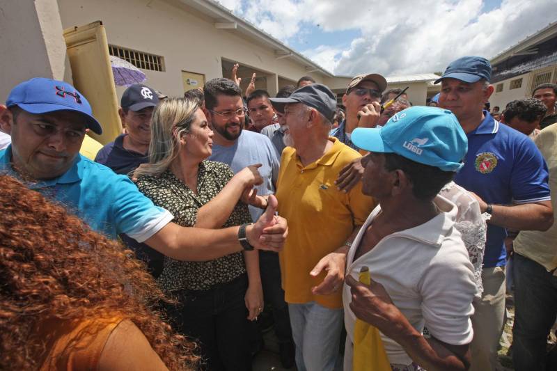 No último dia 14, a dona de casa Francisca Correa foi assaltada quando saia da igreja, no município de Primavera, nordeste do estado. dois rapazes a derrubaram da bicicleta e levaram sua bolsa. Francisca acabou se tornando uma das primeiras usuárias da nova Unidade Integrada de Polícia Pro Paz (UIPP) em Primavera. "Cheguei, fui rapidamente atendida e os dois rapazes já foram, inclusive, presos", disse. Francisca, que voltou à UIPP nessa segunda-feira, dia 19, para buscar o boletim de ocorrência. Coincidentemente, o mesmo dia em que a unidade foi oficialmente entregue à população pelo governador Simão Jatene. Não que a gente goste de vir aqui, né?", afirmou Francisca. Delegacia nunca é bom, completou a dona de casa. "Mas, quando a gente chega num lugar novo e é bem atendida, aí se sente mais tranquila, principalmente numa hora de sofrimento como essa, de um assalto", concluiu.
FOTO: RODOLFO OLIVEIRA / AG. PARÁ
DATA: 19.03.2018
PRIMAVERA - PARÁ <div class='credito_fotos'>Foto: Rodolfo Oliveira/Ag. Pará | <a href='/midias/2018/originais/c931d15b-e420-4fb4-bb51-5b44f31d7d1f.jpg' download><i class='fa-solid fa-download'></i> Download</a></div>