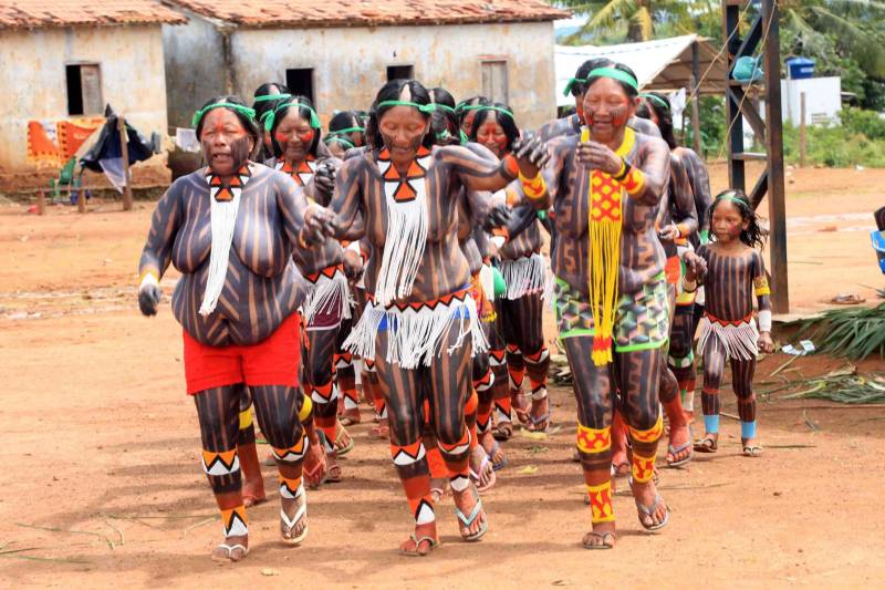 Está quase tudo pronto para a 6ª Semana dos Povos Indígenas, que começa neste domingo (15), em São Félix do Xingu, no sudeste do Pará. Antes de sair das aldeias em direção a São Félix – o terceiro maior município paraense em extensão territorial, atrás apenas de Altamira e Oriximiná –, as tribos fazem festa, numa espécie de preparação para os dias vindouros longe de casa. Na aldeia Krôkamôr, às margens do Rio Xingu e longe cerca de oito horas de barco da sede municipal, homens, mulheres e crianças Kayapó se unem na dança Kwyrykangô.
FOTO: RODOLFO OLIVEIRA / AG. PARÁ
DATA: 15.04.2018
SÃO FÉLIX DO XINGU - PARÁ <div class='credito_fotos'>Foto: Rodolfo Oliveira/Ag. Pará | <a href='/midias/2018/originais/c9334a1b-6a62-4a5d-ac16-b3e48cd40249.jpg' download><i class='fa-solid fa-download'></i> Download</a></div>