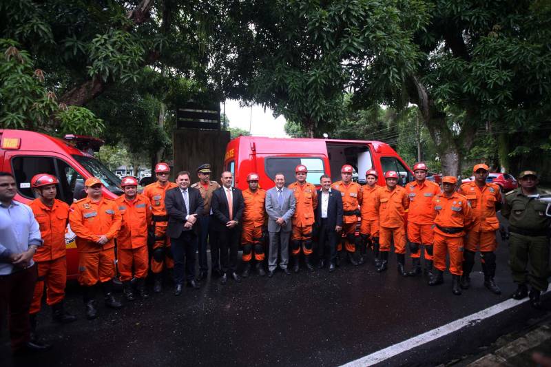 Para auxiliar no atendimento de vítimas de acidentes automobilisticos, o Corpo de Bombeiros Militar do Pará recebeu do Governo do Estado nesta quarta-feira (04), três ambulâncias de resgate, por conta de emendas parlamentares, que serão destinadas aos municípios de Parauapebas, Castanhal e Belém. A cerimônia de entrega, realizada no auditório da Casa Civil, teve a presença do Secretário de Segurança Pública e Defesa social (Segup), Luiz Fernandes, dos deputados estaduais Milton Campos, Gesmar Costa, Cel. Neil e Jaques Neves, além do Comandante do Corpo de Bombeiros Militar, Zanelli Antônio Melo. As ambulâncias são unidades de resgate tipo C para atendimento pré-hospitalar de vítimas de acidentes de trânsito, totalmente registradas pelo Ministério da Saúde; equipadas com material de suporte básico e material de desencaceramente - que auxilia nos acidentes quando as vítimas ficam presas em ferragens. No mês passado o Corpo de Bombeiros recebeu mais quinze veículos, desta vez, de vistoria e uma policlínica.
FOTO: THIAGO GOMES / AG. PARÁ
DATA: 04.04.2018
BELÉM - PARÁ <div class='credito_fotos'>Foto: Thiago Gomes /Ag. Pará | <a href='/midias/2018/originais/c9475838-bdf7-48de-a55d-0724e98f624a.jpg' download><i class='fa-solid fa-download'></i> Download</a></div>