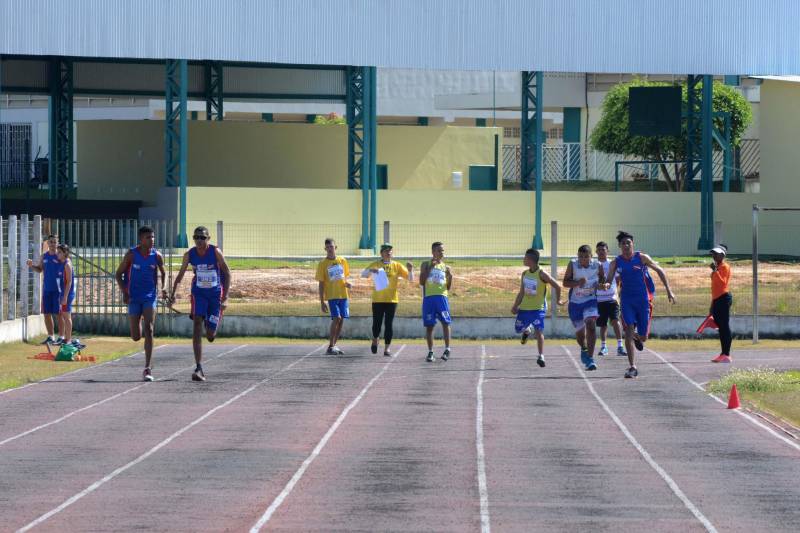 Na disputa houve partidas de goaball, bocha, tênis de mesa, atletismo (foto) e natação. A promoção do evento é da Secretaria de Educação (Seduc) por meio do seu Núcleo de Esporte e Lazer (NEL). Conceição Felgueiras, coordenadora dos Jogos, fez avaliação positiva do evento, realizado pela primeira vez fora da capital paraense e que mobilizou mais de 270 pessoas diretamente, entre dirigentes, técnicos e acompanhantes dos paratletas. "Todos os paratletas participantes são vencedores. Além da competição, eles tiveram um momento para socializar e confraternizar -pois eram participantes de vários municípios do estado. O evento ainda cumpriu a missão de sensibilizar o poder público local sobre a importância do incentivo ao esporte paralímpico", disse.
FOTO: FERNANDO NOBRE / ASCOM SEDUC
DATA: 29.06.2018
MARABÁ - PARÁ <div class='credito_fotos'>Foto: FERNANDO NOBRE/ASCOM SEDUC | <a href='/midias/2018/originais/c947b749-b4e5-4b74-8f66-aa0447576e58.jpg' download><i class='fa-solid fa-download'></i> Download</a></div>