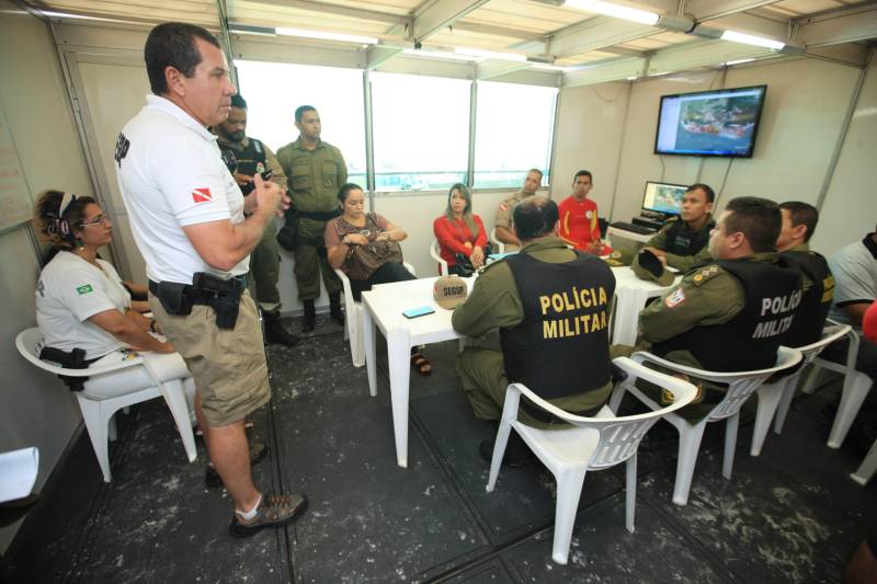 Atuação dos agentes de segurança durante a Operação Verão 2018 no segundo final de semana de férias.
FOTO: MÁCIO FERREIRA / AG. PARÁ
DATA: 07.07.2018
SALINÓPOLIS - PARÁ <div class='credito_fotos'>Foto: MÁCIO FERREIRA/ AG. PARÁ | <a href='/midias/2018/originais/c948d9ef-e8dc-45b9-bc85-64544f278463.jpg' download><i class='fa-solid fa-download'></i> Download</a></div>