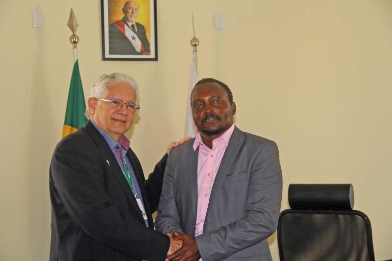 Representantes da Câmara de Comércio e Indústria da Guiana Francesa (CCI Guyane) foram recebidos, na manhã desta segunda-feira (23), pelo secretário de Estado de Turismo, Adenauer Góes (e), e corpo técnico da Setur. O encontro teve como principais objetivos fortalecer o ambiente de negócios no setor turístico, aumentar o fluxo de turistas e estreitar relações institucionais entre o Estado do Pará e o território ultramarino francês. “Esse é um primeiro contato que, certamente, vai impulsionar essas trocas para que possamos receber mais paraenses na Guiana Francesa. Colocamos tudo na mesa para estabelecer as melhores formas de fazer dessas trocas uma via de mão dupla e gerar novos negócios, assim como ações e projetos a serem postos em prática a médio e longo prazo”, explicou o presidente da Comissão de Turismo da CCI Guyane, Edmé Zulemaro (d).
FOTO: ASCOM / SETUR
DATA: 23.04.2018
BELÉM - PARÁ <div class='credito_fotos'>Foto: ASCOM SETUR | <a href='/midias/2018/originais/c948fdca-668c-4b5b-a54c-12b1010ffc64.jpg' download><i class='fa-solid fa-download'></i> Download</a></div>