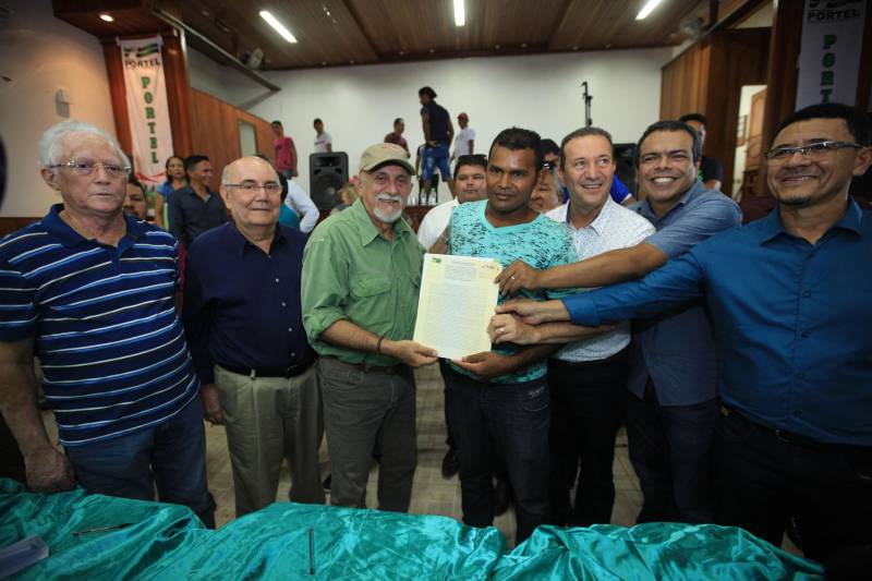 O produtor rural Nilson Corrêa da Silva, 23 anos, mora na comunidade Santo Ezequiel Moreno e produz alimentos em 700 hectares de terra na agrovila Acutipereira, no município de Portel, no arquipélago do Marajó. Mesmo morando e produzindo alimentos na comunidade, ele não possuía título de propriedade de terra. Para beneficiar produtores como Nilson, o governador Simão Jatene entregou, na manhã desta sexta-feira (23), títulos coletivos que beneficiaram mais de mil famílias. Os títulos também beneficiaram comunidades remanescentes de quilombos e povos tradicionais do município marajoara. O Pará foi o Estado que mais titulou áreas em prol dos remanescentes de quilombos no Brasil. Das 170 comunidades tituladas no país, 62 estão no Pará, sendo que destas 53 foram tituladas pelo Instituto de Terras do Pará (Iterpa).

FOTO: MÁCIO FERREIRA / AG. PARÁ
DATA: 23.03.2018
PORTEL - PARÁ <div class='credito_fotos'>Foto: MÁCIO FERREIRA/ AG. PARÁ   |   <a href='/midias/2018/originais/c95246a4-cb61-461a-aa85-a79d7e5a8646.jpg' download><i class='fa-solid fa-download'></i> Download</a></div>
