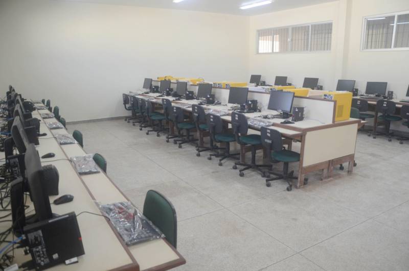 Como parte de um ciclo de empreendimentos visando fortalecer a aprendizagem na rede estadual de ensino, incrementado nesta gestão do governador Simão Jatene, a Secretaria de Estado de Educação (Seduc) entregou, neste sábado (29), a reforma e ampliação da Escola Estadual Agostinho de Moraes Oliveira (foto), no Município de Inhangapi, no nordeste do Estado. As obras na Escola Agostinho Moraes de Oliveira foram viabilizadas mediante convênio entre o Governo do Estado e a Prefeitura Municipal. Orçados em mais de R$ 2 milhões, os serviços deram uma nova configuração para a unidade de ensino, para o atendimento de 420 estudantes que passam a dispor de modernas salas de aula, espaços para pesquisa e atividades monitoradas e outras instalações e equipamentos. Professores e servidores contam com bloco administrativo e espaços específicos para a rotina de trabalho.

FOTO: FERNANDO NOBRE / ASCOM SEDUC
DATA: 29.12.2018
INHANGAPI - PARÁ <div class='credito_fotos'>Foto: FERNANDO NOBRE/ASCOM SEDUC   |   <a href='/midias/2018/originais/c9550817-6da6-4532-b301-5667218d3587.jpg' download><i class='fa-solid fa-download'></i> Download</a></div>