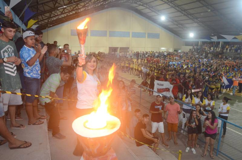 A cidade de Igarapé-Açu, no nordeste do Estado, sedia, até o próximo dia 20, a terceira etapa regional da 60ª edição dos Jogos Estudantis Paraenses (Jeps), uma ação esportivo-educacional que, ao longo de 60 anos propõe disseminar a cultura da paz e descobrir talentos esportivos. Cerca de 800 pessoas, entre atletas, professores e a comunidade participaram da cerimônia de abertura, nesta quarta-feira, 16, no ginásio Daniel Torres. Além de Igarapé-Açu, a terceira etapa também ocorre no município de Mocajuba.
FOTO: RAI PONTES / ASCOM SEDUC
DATA: 16.05.2018
IGARAPÉ-AÇU - PARÁ <div class='credito_fotos'>Foto: Rai Pontes/Ascom Seduc | <a href='/midias/2018/originais/c9575be8-6997-4798-a5e6-dacff8392d6e.jpg' download><i class='fa-solid fa-download'></i> Download</a></div>