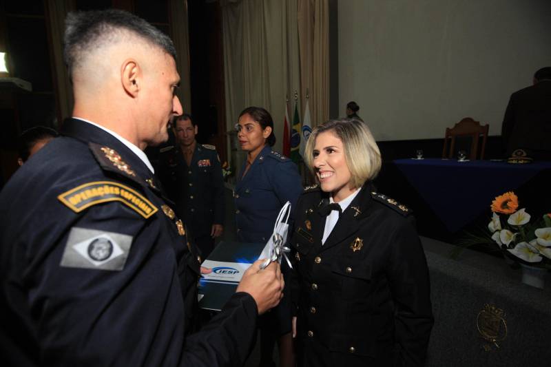 A Secretaria de Estado de Segurança Pública e Defesa Social (Segup), por meio do Instituto de Ensino de Segurança Pública (Iesp), realizou, nesta quarta-feira, 28, no auditório do Ciaba, as formaturas das turmas do Curso Superior de Polícia e Bombeiro Militar CSPBM/2018- Especialização em Gestão Estratégica e Defesa Social e dos cursos de Aperfeiçoamento de Oficiais- CAO/2018 da Polícia Militar do Pará e do Corpo de Bombeiros Militar do Pará- Especialização em Defesa Social em Cidadania. Com a média de 9,75, o primeiro lugar do Curso Superior de Polícia e Bombeiro Militar foi da cearense Keydna Carneiro (foto), 24 anos de PM, de 42 anos.

FOTO: SIDNEY OLIVEIRA / AG. PARÁ
DATA: 28.11.2018
BELÉM - PARÁ <div class='credito_fotos'>Foto: Sidney Oliveira/Ag. Pará   |   <a href='/midias/2018/originais/c957fb7c-8f99-469d-83de-25d13092246a.jpg' download><i class='fa-solid fa-download'></i> Download</a></div>