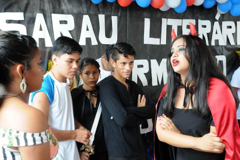 Alunos da Escola Estadual de Ensino Fundamental e Médio Nossa Senhora do Carmo, no bairro do Tapanã, em Belém, montaram um coletivo cultural para levar arte para dentro da escola, trazendo um novo olhar para a literatura fora dos livros. As mais diversas formas de expressões artísticas prenderam a atenção de uma plateia, nos três turnos, formada por estudantes e comunidade ávida pelas apresentações, que despertaram as mais diversas reflexões e emoções, como o misto de riso e medo provocado pela personagem “demoníaca” da estudante do 1º ano, Agatha Valadares, de 16 anos (foto), que junto com sua turma encenou o auto Barca do Inferno.
FOTO: FERNANDO NOBRE / ASCOM SEDUC
DATA: 17.05.2018
BELÉM - PARÁ <div class='credito_fotos'>Foto: FERNANDO NOBRE/ASCOM SEDUC | <a href='/midias/2018/originais/c95f95c4-ec24-44c6-a8ea-3b49aae25f7c.jpg' download><i class='fa-solid fa-download'></i> Download</a></div>