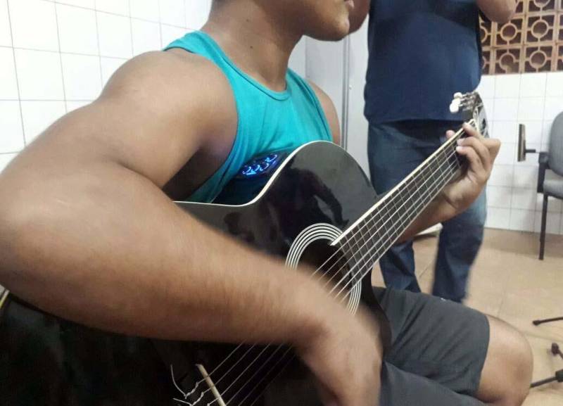 Adolescentes e jovens que cumprem medidas socioeducativas nas unidades da Fundação de Atendimento Socioeducativo do Pará (Fasepa), localizadas na Região Metropolitana de Belém, intensificam os ensaios para o Sarau Literário da Socioeducação 2018, que será realizado na próxima sexta-feira (18), no Teatro Margarida Schivasappa, em Belém. Eles ensaiam diariamente no Espaço Apoena, em Ananindeua, onde são desenvolvidas diversas linguagens artísticas e culturais, além de cursos e oficinas profissionalizantes. A montagem do Sarau envolve cerca de 70 socioeducandos, direta e indiretamente. Em sua quarta edição, o Sarau Literário da Socioeducação homenageará o escritor amazonense Milton Hatoum, com a adaptação da obra “Relato de um Certo Oriente”.
FOTO: ALBERTO PASSOS / ASCOM FASEPA
DATA: 16.05.2018
BELÉM - PARÁ <div class='credito_fotos'>Foto: ALBERTO PASSOS/ ASCOM FASEPA | <a href='/midias/2018/originais/c9614f94-dd6a-48fe-9074-8960050a91f6.jpg' download><i class='fa-solid fa-download'></i> Download</a></div>