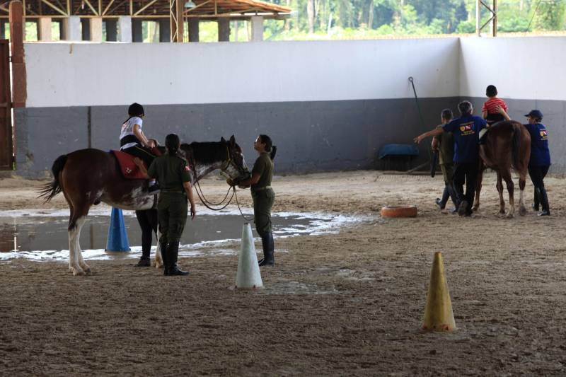 “Quando recebi a indicação de terapeutas e médicos de que meu filho autista deveria fazer equoterapia, não imaginava que conquistaríamos resultados tão maravilhosos, que ele começaria a interagir, perder o medo dos animais, melhorar a postura e ter mais autonomia”. O depoimento emocionado é de Isabel Melo, mãe de João Vitor, de 10 anos (foto), paciente do Programa de Equoterapia, realizado pela Polícia Militar do Pará.
FOTO: MÁCIO FERREIRA / AG. PARÁ
DATA: 02.04.2018
BELÉM - PARÁ <div class='credito_fotos'>Foto: MÁCIO FERREIRA/ AG. PARÁ | <a href='/midias/2018/originais/c96ed738-211a-4a8d-885d-32276a1e3970.jpg' download><i class='fa-solid fa-download'></i> Download</a></div>