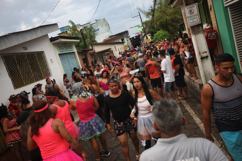 O professor Júlio Leal Gomes é natural de Vigia de Nazaré, no nordeste paraense, terra conhecida pela hospitalidade, principalmente em época festiva. Mantendo a tradição, no Carnaval Júlio e seus irmãos abrem a casa da família para amigos e outros parentes. Neste ano, o imóvel de quatro cômodos abrigou mais de 50 pessoas. Vigia tem um dos maiores e mais tradicionais carnavais do Pará. Nesta época do ano, a população do município, de 51.173 habitantes (Censo/IBGE), triplica com a chegada de brincantes oriundos de todo o Brasil, e os vigienses – igual coração de mãe - acolhem essa multidão. A estimativa é a cidade receber mais de 300 mil pessoas neste Carnaval.
FOTO: IGOR BRANDÃO / AG PARÁ
DATA: 13.02.2018
VIGIA - PARÁ <div class='credito_fotos'>Foto: IGOR BRANDÃO / AG. PARÁ | <a href='/midias/2018/originais/c9749766-be89-4ef7-9ed3-81e17c2966bc.jpg' download><i class='fa-solid fa-download'></i> Download</a></div>