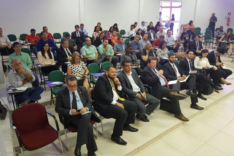 Após mais de um ano de amplo processo de construção coletiva, a Agenda Regional do Trabalho Decente de Carajás foi lançada pela Organização Internacional do Trabalho (OIT), pelo Ministério Público do Trabalho (MPT) e Tribunal Regional do Trabalho da 8ª Região (TRT 8), nesta terça-feira (24), no auditório da Ordem dos Advogados do Brasil (OAB) - Subseção Marabá.
FOTO: ASCOM CRGSP
DATA: 24.04.2018
MARABÁ - PARÁ <div class='credito_fotos'>Foto: ASCOM CRGSP | <a href='/midias/2018/originais/c97d5fb5-7f7e-40d6-8028-c3c93f5ce9a5.jpg' download><i class='fa-solid fa-download'></i> Download</a></div>