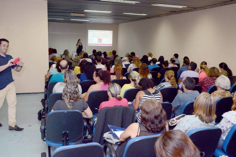 Educadores que integram a Unidade Seduc na Escola 3 (USE 3) debateram nesta quarta-feira (7), durante jornada pedagógica realizada no Centur, em Belém, aspectos da Base Nacional Comum Curricular (BNCC) e o que tem sido feito para adaptar as unidades de ensino a essa nova legislação, vigente desde o final do ano passado.
FOTO: RAI PONTES / ASCOM SEDUC
DATA: 07.08.2018
BELÉM - PARÁ <div class='credito_fotos'>Foto: Rai Pontes/Ascom Seduc | <a href='/midias/2018/originais/c98ab9aa-eb59-4b97-93b8-99d18315f710.jpg' download><i class='fa-solid fa-download'></i> Download</a></div>