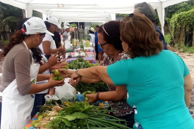 Valorizar o trabalho do pequeno produtor, com a venda direta ao consumidor, é o principal objetivo da I Feira da Agricultura Familiar e Artesanato de Marapanim, no nordeste paraense, realizada até sábado (31).
FOTO: ASCOM EMATER
DATA: 01.04.2018
MARAPANIM - PARÁ <div class='credito_fotos'>Foto: ASCOM EMATER | <a href='/midias/2018/originais/c98cf879-110c-4c44-9931-49af0ba8fb1a.jpg' download><i class='fa-solid fa-download'></i> Download</a></div>