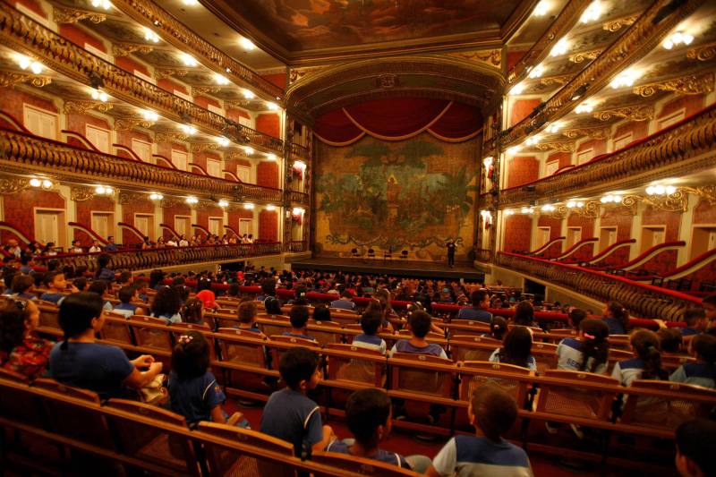 Dois grupos artísticos da Fundação Carlos Gomes, que trabalham com repertório popular, serão as atrações da edição de abril do Projeto Concertos Didáticos. Realizado no Theatro da Paz, o projeto terá pela manhã a apresentação dos músicos do Quaternura, um quarteto formado por professores do Instituto Estadual Carlos Gomes. À tarde, o Trio Raízes levará aos estudantes um repertório de músicas brasileiras. O Quaternura foi formado há quase 20 anos, com o objetivo de resgatar a história da música popular brasileira. Os músicos tocam composições de importantes artistas nacionais eruditos, como Heitor Villa Lobos, e canções de compositores brasileiros que se tornaram grandes expressões da tradição cultural do País. Formado em 2009 por Joelson Silva, o Trio Raízes é um grupo instrumental que atua com um repertório bem eclético, que inclui samba, bossa, chorinho e carimbó. Nas outras edições do projeto, o grupo cativou o público com músicas conhecidas pelos estudantes.
FOTO: ELISEU DIAS / AG PARÁ
DATA: 19.04.2018
BELÉM - PARÁ <div class='credito_fotos'>Foto: Eliseu Dias/Ag. Pará | <a href='/midias/2018/originais/c992b8c6-9cd7-4cbe-bc65-6c5cdcc4d7c5.jpg' download><i class='fa-solid fa-download'></i> Download</a></div>