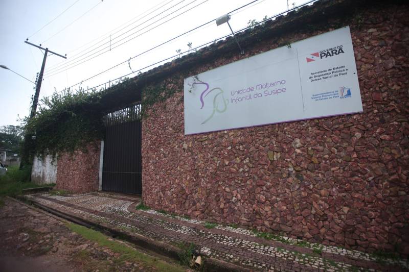 O Supremo Tribunal Federal (STF) decidiu conceder um habeas corpus coletivo para que mulheres grávidas e mães de criança até 12 anos, que sejam presas provisórias (ainda não condenadas pela Justiça) tenham o direito de ficar em prisão domiciliar para cuidar dos filhos até que tenham o seu caso julgado. Atualmente, a Superintendência do Sistema Penitenciário do Estado (Susipe) tem 21 mulheres presas grávidas e/ou lactantes que podem receber o benefício de acordo a decisão do STF. Elas estão custodiadas na Unidade Materno Infantil (UMI, na foto) da Susipe, em Ananindeua, no berçário do Centro de Recuperação Feminino (CRF) em Marabá e também no Hospital Geral Penitenciário (HGP), no município de Santa Izabel.
FOTO: AKIRA ONUMA / ASCOM SUSIPE
DATA: 26.02.2018
BELÉM - PARÁ <div class='credito_fotos'>Foto: Akira Onuma / Ascom Susipe | <a href='/midias/2018/originais/c992c431-0862-486c-bfe8-ee1b34ae6d49.jpg' download><i class='fa-solid fa-download'></i> Download</a></div>