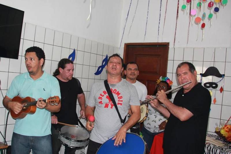Jovens que cumprem medida socioeducativa de internação no Centro Socioeducativo Feminino (Cesef), localizado em Ananindeua, na Região Metropolitana de Belém, participaram nesta sexta-feira (09) de uma programação carnavalesca, ao lado de servidores da unidade, convidados e familiares. A iniciativa tem o objetivo de proporcionar novas experiências artísticas e culturais, com viés pedagógico, às socioeducandas, a fim de colaborar para a formação cidadã e a reinserção social. A festa foi embalada por antigas marchinhas de Carnaval e sambas- enredo autorais da socioeducação, tocados por percussionistas da Ação Talentos.
FOTO: ALBERTO PASSOS / ASCOM FASEPA
DATA: 09.02.2018
BELÉM - PARÁ <div class='credito_fotos'>Foto: ALBERTO PASSOS/ ASCOM FASEPA | <a href='/midias/2018/originais/c995daf3-bf27-494d-be41-b6159b25209c.jpg' download><i class='fa-solid fa-download'></i> Download</a></div>