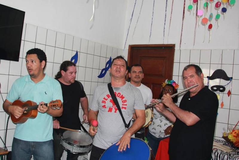 Jovens que cumprem medida socioeducativa de internação no Centro Socioeducativo Feminino (Cesef), localizado em Ananindeua, na Região Metropolitana de Belém, participaram nesta sexta-feira (09) de uma programação carnavalesca, ao lado de servidores da unidade, convidados e familiares. A iniciativa tem o objetivo de proporcionar novas experiências artísticas e culturais, com viés pedagógico, às socioeducandas, a fim de colaborar para a formação cidadã e a reinserção social. A festa foi embalada por antigas marchinhas de Carnaval e sambas- enredo autorais da socioeducação, tocados por percussionistas da Ação Talentos.

FOTO: ALBERTO PASSOS / ASCOM FASEPA
DATA: 09.02.2018
BELÉM - PARÁ <div class='credito_fotos'>Foto: ALBERTO PASSOS/ ASCOM FASEPA    |   <a href='/midias/2018/originais/c995daf3-bf27-494d-be41-b6159b25209c.jpg' download><i class='fa-solid fa-download'></i> Download</a></div>