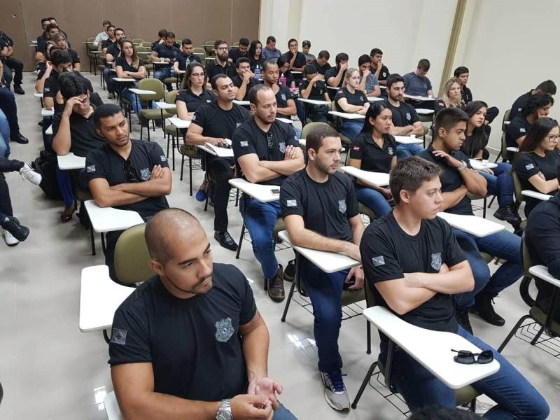 Natural da Bahia, a escrivã Edvane Silva dos Santos, 30 anos, integra a equipe dos novos policiais civis recém-empossados pelo governo do Estado. Ela, que vai trabalhar na Seccional da Cidade Nova, em Marabá, na região sudeste, afirmou estar realizando o sonho de atuar na segurança pública. “Sempre quis ser policial. Estou muito feliz pela oportunidade de ser servidora pública do Estado do Pará, que é o estado que está abrindo muitos concursos, que se preocupa com a segurança pública. Eu espero contribuir para a melhoria da nossa sociedade”, disse Edvane dos Santos. Os novos policiais que reforçarão o efetivo nas regiões Sul e Sudeste do Pará foram apresentados em cerimônia realizada no Carajás Centro de Convenções, em Marabá, com a presença do secretário de Estado de Segurança Pública e Defesa Social, Luiz Fernandes; do secretário Regional de Governo do Sudeste do Pará, Jorge Bittencourt; do delegado-geral da Polícia Civil do Estado, Rilmar Firmino, e de todos os superintendentes das regionais.
FOTO: KÉLIA SANTOS / ASCOM CRGSP
DATA: 29.03.2018
MARABÁ - PARÁ <div class='credito_fotos'>Foto: KÉLIA SANTOS / ASCOM CRGSP | <a href='/midias/2018/originais/c99d82ca-a5a6-485d-bce4-1ab5f710c83a.jpg' download><i class='fa-solid fa-download'></i> Download</a></div>