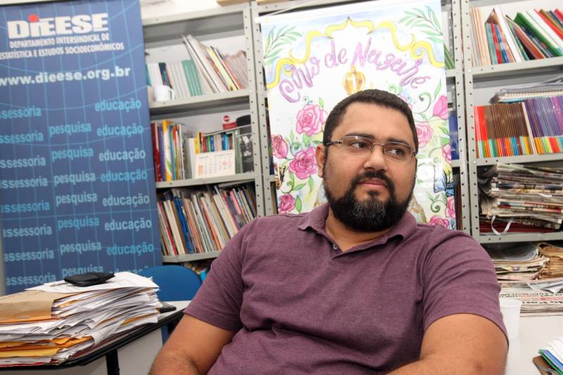 Para o secretário adjunto do trabalho, Ewerson Costa (foto) este é um resultado muito positivo e justo ao Estado do Pará que hoje ocupa uma posição de destaque no cenário nacional. Ele destaca ainda que estes resultados reforçam a condição fiscal do Estado. “ Além das contas, dos salários, hoje o Estado tem crédito e possui uma das melhores notas para conseguir um empréstimo, seja no Brasil ou em outro País, isso traz ao segmento empresarial uma perspectiva de investimento. A própria Fiepa aponta, até 2020, 127 bilhões de reais previstos para entrar na economia do Estado”, explicou.
FOTO: CARLOS SODRÉ / AG. PARÁ
DATA: 26.10.2018
BELÉM - PARÁ <div class='credito_fotos'>Foto: CARLOS SODRÉ / AG. PARÁ | <a href='/midias/2018/originais/c99e2dde-8c18-4f83-b3ee-58e22197ffe0.jpg' download><i class='fa-solid fa-download'></i> Download</a></div>