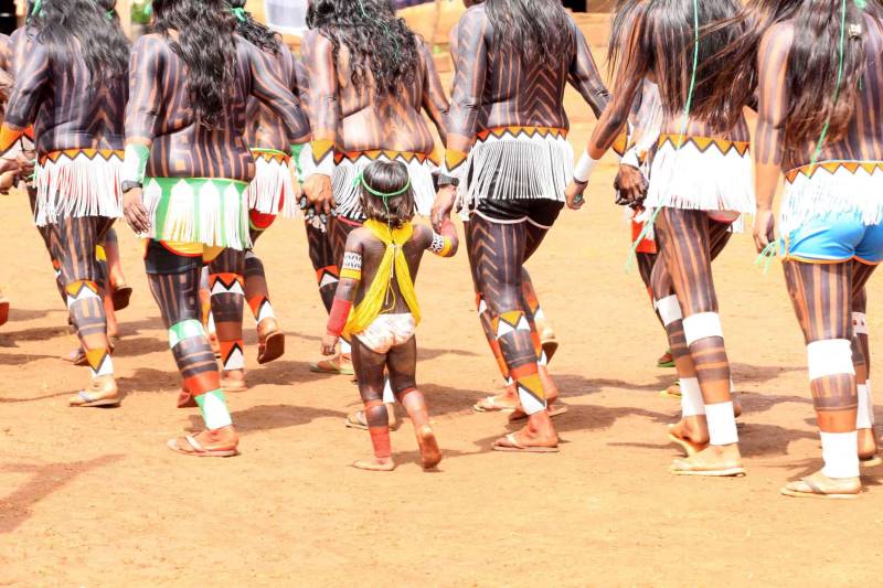 Está quase tudo pronto para a 6ª Semana dos Povos Indígenas, que começa neste domingo (15), em São Félix do Xingu, no sudeste do Pará. Antes de sair das aldeias em direção a São Félix – o terceiro maior município paraense em extensão territorial, atrás apenas de Altamira e Oriximiná –, as tribos fazem festa, numa espécie de preparação para os dias vindouros longe de casa. Na aldeia Krôkamôr, às margens do Rio Xingu e longe cerca de oito horas de barco da sede municipal, homens, mulheres e crianças Kayapó se unem na dança Kwyrykangô.
FOTO: RODOLFO OLIVEIRA / AG. PARÁ
DATA: 15.04.2018
SÃO FÉLIX DO XINGU - PARÁ <div class='credito_fotos'>Foto: Rodolfo Oliveira/Ag. Pará | <a href='/midias/2018/originais/c9a06f35-f12a-438d-b946-e0db53dfe29c.jpg' download><i class='fa-solid fa-download'></i> Download</a></div>