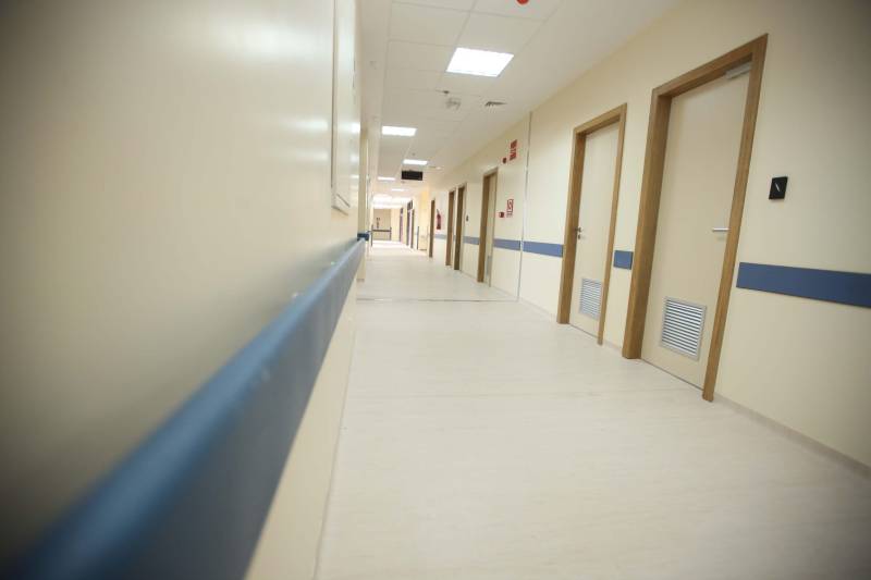 As obras estruturais no Hospital Abelardo Santos, no distrito de Icoaraci, na Grande Belém, já estão quase 100% concluídas. A unidade de saúde será a maior do Pará, com 10 andares, 269 leitos e portas abertas para atender cerca de 2 milhões de pessoas somente na região metropolitana, além de ser mais uma opção para desafogar o atendimento dos municípios da região das ilhas e nordeste do estado. Até o início de dezembro, o hospital, antes com capacidade para 50 leitos em somente um pavimento, será inaugurado. A unidade de saúde está 95% pronta, faltando apenas a instalação dos equipamentos médico-assistenciais e as obras de acabamento do andar térreo.
FOTO: MÁCIO FERREIRA / AG. PARÁ
DATA: 31.10.2018
ICOARACI - PARÁ <div class='credito_fotos'>Foto: MÁCIO FERREIRA/ AG. PARÁ | <a href='/midias/2018/originais/c9c07c21-6959-4162-86b0-ab54089c2028.jpg' download><i class='fa-solid fa-download'></i> Download</a></div>