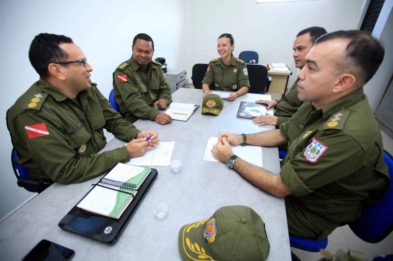 “Ser mulher é o primeiro desafio”. É assim que Erika Pereira (foto), a primeira mulher à frente do Comando de Policiamento da Capital II, descreve a sensação de fazer parte de uma corporação predominantemente formada por homens. A coronel é uma das cerca de 1.600 mulheres que atuam hoje na Polícia Militar (PM). Aos 41 anos, depois de 24 deles na PM, ela não se sente sozinha nessa missão e na ambição de ocupar cargos de liderança. 

FOTO: MÁCIO FERREIRA / AG. PARÁ
DATA: 27.05.2018
BELÉM - PARÁ <div class='credito_fotos'>Foto: MÁCIO FERREIRA/ AG. PARÁ   |   <a href='/midias/2018/originais/c9c4f087-aac4-4415-bf3c-434286997518.jpg' download><i class='fa-solid fa-download'></i> Download</a></div>