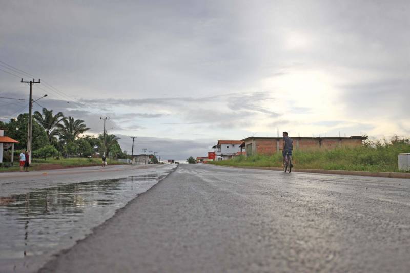 O motorista Ademir Silva, 53 anos, é condutor de ônibus no perímetro Salinópolis/Atalaia, no nordeste do estado. Ele comenta que sempre testemunhou os congestionamentos “quilométricos” que se formam nos períodos de férias na rodovia PA-444 (Estrada do Atalaia), que liga o município a sua mais frequentada praia. Agora, Ademir comemora o trabalho de duplicação da rodovia, que alcançou 80% das obras de drenagem. O prazo máximo para a conclusão das obras de restauração e duplicação da PA-444, que ligam a PA-124 e a sede do município a Praia do Atalaia, é o mês de janeiro de 2019. O custo do investimento é de R$ 17.897.41,08. “Sem dúvida vai melhorar em 70% o trânsito, já que andar por aqui, nos feriados, é uma briga constante”, comenta. Além da duplicação da rodovia, o projeto prevê a criação de um canteiro central, ciclovia iluminada nos dois sentidos da pista e diversas travessias para pedestres com semáforos temporizados, trazendo beleza, conforto e segurança à população em geral.
FOTO: IGOR BRANDÃO / AG. PARÁ
DATA: 19.04.2018
SALINÓPOLIS - PARÁ <div class='credito_fotos'>Foto: IGOR BRANDÃO / AG. PARÁ | <a href='/midias/2018/originais/c9c5acb4-70ac-4779-87f8-cea051612808.jpg' download><i class='fa-solid fa-download'></i> Download</a></div>