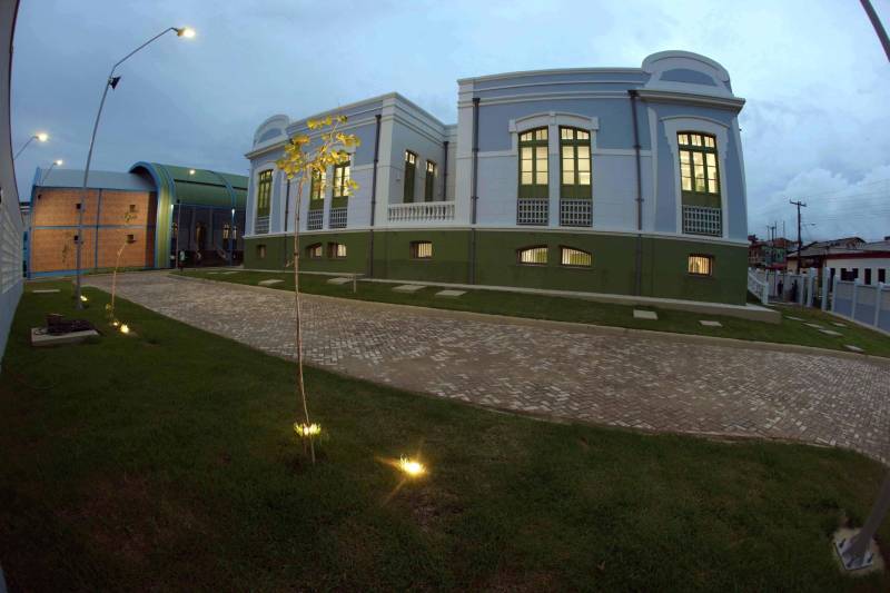 O Liceu foi implantado no antigo prédio da Escola Monsenhor Mâncio Ribeiro construído no final da década dos anos 1920 do século passado e inaugurado em 1932 pelo governador Magalhães Barata. A reforma do prédio de arquitetura eclética e traços art décor foi demorada dada a riqueza de detalhes dessa arquitetura, que precisava ser restaurada e dos critérios construtivos.

FOTO: RODOLFO OLIVEIRA / AG. PARÁ
DATA: 16.12.2018
BRAGANÇA - PARÁ <div class='credito_fotos'>Foto: Rodolfo Oliveira/Ag. Pará   |   <a href='/midias/2018/originais/c9d17a55-8815-48d4-a33a-7e06c6e2d799.jpg' download><i class='fa-solid fa-download'></i> Download</a></div>