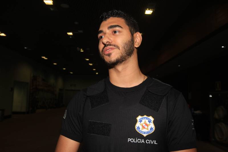 Entre os policiais empossados está o recifense Jonathan Holanda (foto), de 25 anos. Antes de ser investigador, ele ingressou na segurança pública municipal de Olinda, em Pernambuco, aos 18 anos. Logo após se formar em direito, seu sonho em servir à população aumentou. Segundo ele, a escolha pelo Pará foi acertada.

FOTO: RODOLFO OLIVEIRA / AG. PARÁ
DATA: 22.03.2018
BELÉM - PARÁ <div class='credito_fotos'>Foto: Rodolfo Oliveira/Ag. Pará   |   <a href='/midias/2018/originais/c9d199cc-129b-4308-bfa8-ff9a76ab9199.jpg' download><i class='fa-solid fa-download'></i> Download</a></div>