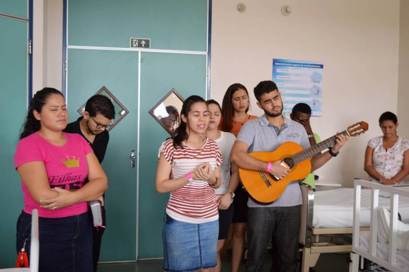 O professor Antônio Sousa, de 40 anos, está internado no Hospital Metropolitano de Urgência e Emergência, na Região Metropolitana de Belém, onde se recupera de um acidente no município de Garrafão do Norte, no nordeste paraense, onde reside. As comemorações tiveram início na quarta-feira (28) e foram direcionadas aos pacientes infantis da Clínica Pediátrica e do Centro de Tratamento de Queimados (CTQ).
FOTO: ASCOM HMUE
DATA: 30.03.2018
ANANINDEUA - PARÁ <div class='credito_fotos'>Foto: ASCOM HMUE | <a href='/midias/2018/originais/c9d3e059-12d4-4342-9b85-1decec46a545.jpg' download><i class='fa-solid fa-download'></i> Download</a></div>