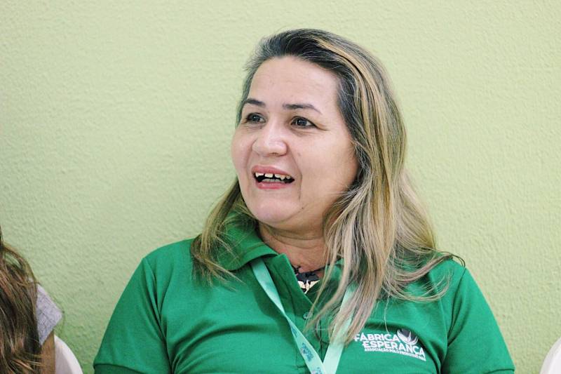 A oportunidade de refazer a vida e adquirir novas experiências profissionais foi proporcionada a quinze egressos por meio de uma parceria da Superintendência do Sistema Penitenciário do Estado (Susipe) com o Serviço Nacional de Aprendizagem Rural (Senar). A ação é realizada pela Coordenadoria de Educação Prisional da Susipe com a oferta do curso de "Produção Artesanal de Produtos de Higiene e Limpeza" que acontece no Núcleo de Desenvolvimento Educacional da Fábrica Esperança, em Belém. Na foto, a gerente do Núcleo Educacional da Fábrica Esperança, Rosiane Barbosa.

FOTO: VELOSO JUNIOR / ASCOM SUSIPE
DATA: 05.11.2018
BELÉM - PARÁ <div class='credito_fotos'>Foto: Veloso Junior / Ascom Susipe   |   <a href='/midias/2018/originais/c9d8c94c-9775-4583-97ee-697c8c4dbacc.jpg' download><i class='fa-solid fa-download'></i> Download</a></div>