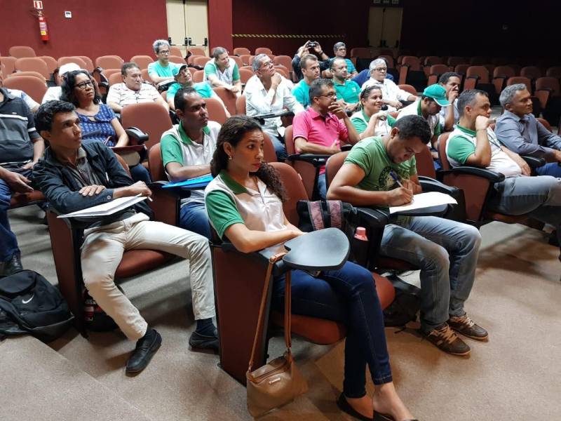 Para ajudar os 21 escritórios locais da região sudeste, a Gerência Regional da Empresa de Assistência Técnica e Extensão Rural do Estado do Pará (Emater), em Marabá, realizou um seminário abordando o Programa de Assistência Técnica e Extensão Rural (Proater) 2018 e o crédito rural, no Carajás Centro de Convenções, nesta terça-feira, 10.
FOTO: KÉLIA SANTOS / ASCOM CRGSP
DATA: 10.04.2018
MARABÁ - PARÁ <div class='credito_fotos'>Foto: KÉLIA SANTOS / ASCOM CRGSP | <a href='/midias/2018/originais/c9da033a-360d-4835-b558-3075e6a505e1.jpg' download><i class='fa-solid fa-download'></i> Download</a></div>