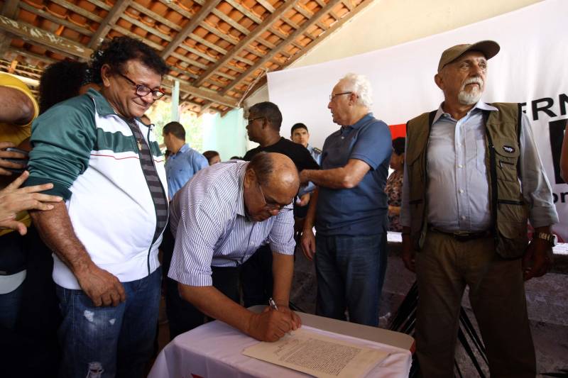 “Ter a posse da terra é a certeza de que nunca iremos perder o nosso direito, que nossos filhos e nossos netos poderão dar continuidade a nossa história em segurança. Foram anos de luta até chegar esse dia, agraciados com a assinatura do nosso título de terra. Só temos a agradecer a todos que fizeram parte disso e a cada um que lutou junto para que hoje isso se tornasse realidade”. A fala emocionada foi de seu Mário Araújo Silva, presidente da Associação Remanescente de Quilombo Espírito Santo, localizada no município do Acará, no nordeste do Estado. Ele assinou, neste sábado (24), junto com o governador Simão Jatene, o título que dá a posse da terra a comunidade. A fala do presidente traduz o sentimento das dezenas de famílias que moram no local, que agora tem a posse legítima do local onde seus antepassados viveram. “Sou filho de mãe negra. Nasci aqui como minha vó, bisavó, que fazem parte da história dessa comunidade que já existe a mais de 300 anos. Na foto, o deputado Nilson Pinto.
FOTO: SIDNEY OLIVEIRA / AG. PARÁ
DATA: 24.03.2018
ACARÁ - PARÁ <div class='credito_fotos'>Foto: Sidney Oliveira/Ag. Pará | <a href='/midias/2018/originais/c9e0e0bf-3d10-4718-8ce3-285d73028e5b.jpg' download><i class='fa-solid fa-download'></i> Download</a></div>
