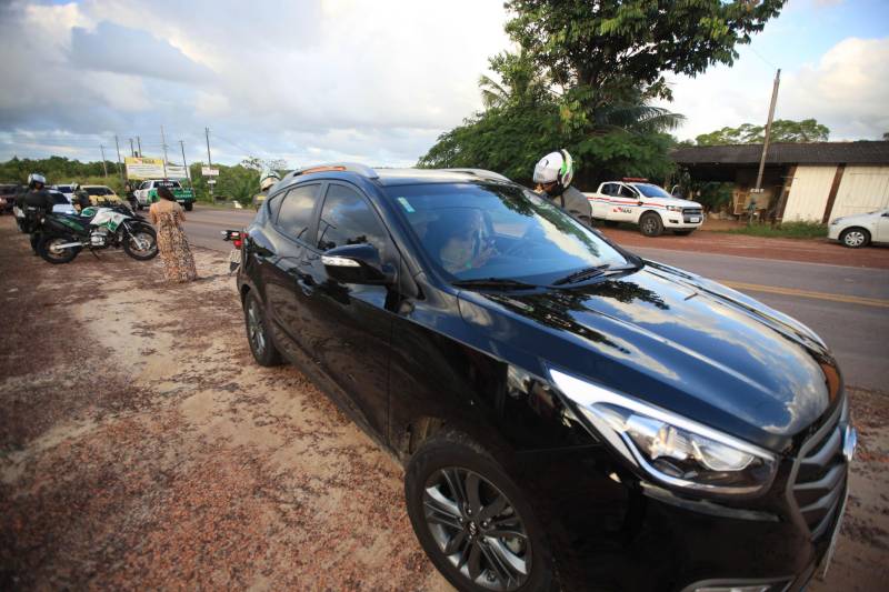 Atuação dos agentes de segurança durante a Operação Verão 2018 no segundo final de semana de férias.
FOTO: MÁCIO FERREIRA / AG. PARÁ
DATA: 07.07.2018
SALINÓPOLIS - PARÁ <div class='credito_fotos'>Foto: MÁCIO FERREIRA/ AG. PARÁ | <a href='/midias/2018/originais/c9e47114-d81a-4297-99d1-4e15b5b6139d.jpg' download><i class='fa-solid fa-download'></i> Download</a></div>