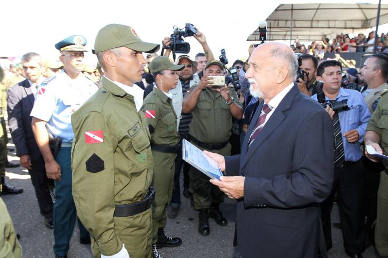 A cerimônia de formatura dos novos praças da Polícia Militar ocorreu na manhã desta segunda-feira (9), simultaneamente, em Belém e outros seis municípios paraenses: Santa Izabel, Castanhal, Barcarena, Capanema, Bragança e Tucuruí. Em Parauapebas, Marabá, Breves, Soure e Conceição do Araguaia, a formatura será celebrada na quinta-feira, dia 12. Na sexta-feira, dia 13, é a vez de Santarém, Altamira, Paragominas e Itaituba. O governador Simão Jatene presidiu a cerimônia de formatura no Portal da Amazônia, bairro da Cidade Velha, em Belém. Milhares de familiares dos formandos lotaram o espaço para entregar aos novos policiais militares seus diplomas de conclusão de curso.
FOTO: CRISTINO MARTINS / AG. PARÁ
DATA: 09.07.2018
BELÉM - PARÁ <div class='credito_fotos'>Foto: Cristino Martins/Ag. Pará | <a href='/midias/2018/originais/c9ebf8e9-84d2-4769-b8e0-d390100d8083.jpg' download><i class='fa-solid fa-download'></i> Download</a></div>