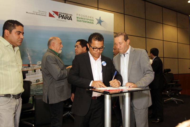 O primeiro dia do Fórum Permanente de Prefeitas e Prefeitos dos Municípios Sustentáveis contou com a participação de 85 prefeitos , 17 vices e 21 secretários municipais dos 141 municípios manifestaram interesse em adotar as diretrizes do programa. Para o governador Simão Jatene, esta grande participação simboliza a união de agentes públicos que colocaram os interesses coletivos acima dos interesses individuais para construir um estado melhor para todos. Com o tema “Gestão Compartilhada”, o evento traz as experiências e os desdobramentos das agendas governamentais que foram planejadas em parceria com as gestões municipais. Através da Secretaria Extraordinária de Municípios Sustentáveis (Semsu) Governo do Pará, por meio da Semsu, investe na capacitação dos municípios para a promoção de uma gestão fiscal eficiente. Para Izabela Jatene, este primeiro dia serviu para sinalizar o quanto os gestores estão preocupados com o equilíbrio da questão fiscal dos municípios e em desenvolver uma governança compartilhada para desenvolver seus municípios.
FOTO: CRISTINO MARTINS / AG. PARÁ
DATA: 07.02.2018
BELÉM - PARÁ <div class='credito_fotos'>Foto: Cristino Martins/Ag. Pará | <a href='/midias/2018/originais/c9ed443c-7e0f-4de7-97da-88b29fcad507.jpg' download><i class='fa-solid fa-download'></i> Download</a></div>