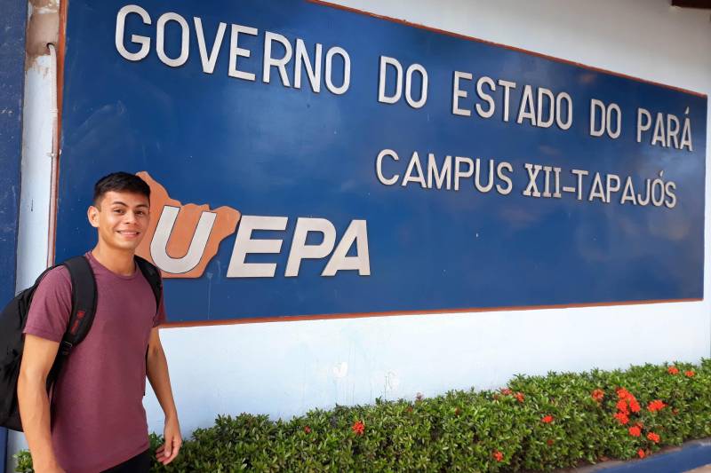Dezenove anos e um sonho realizado: cursar medicina. Dentre as opções estavam as Universidades Federais do Pará (UFPA), do Amazonas (UFAM), do Rio de Janeiro e o Centro Universitário do Estado do Pará (Cesupa). No entanto, foi na Universidade do Estado do Pará (Uepa) que o jovem Ian Lucas Oliveira (foto), recordista de aprovações em medicina, optou por concretizar seus planos e iniciar sua trajetória em salvar vidas.
FOTO: SAMUEL ALVARENGA / SECOM
DATA: 23.02.2018
SANTARÉM - PARÁ <div class='credito_fotos'>Foto: Samuel Alvarenga / Secom | <a href='/midias/2018/originais/c9ed912a-d923-44a2-b8ae-cbbe88f6d25a.jpg' download><i class='fa-solid fa-download'></i> Download</a></div>