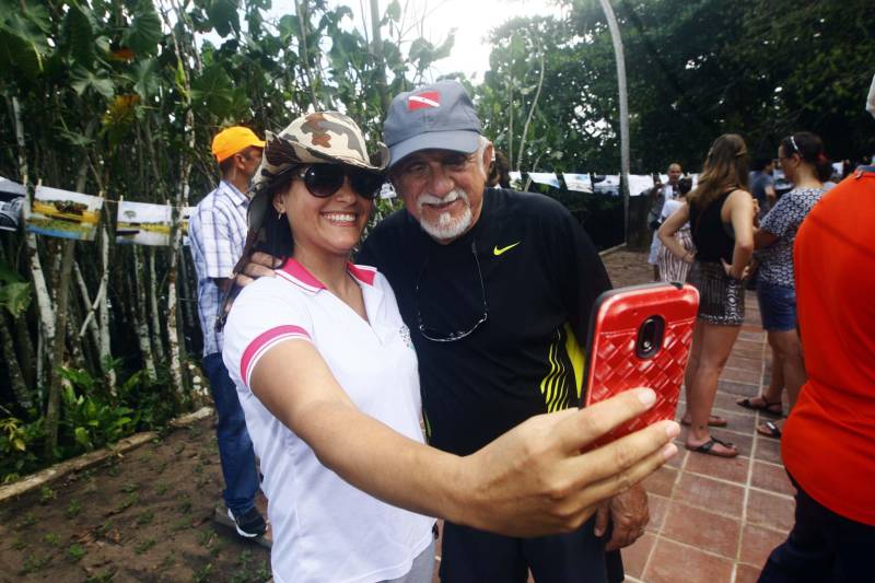 Uma reabertura feita a milhares de mãos. A fita inaugural colocada no inicio da trilha principal do Parque do Utinga foi rompida por mais de cinco mil pessoas ansiosas pelo inicio da caminhada, marcando o segundo dia da programação de reabertura do mais novo espaço paraense de lazer e interatividade com a natureza. Misturado aos populares, o governador Simão Jatene andou os quatro quilômetros que separam a entrada do parque ao seu ponto final, o Recanto da Volta.
FOTO: THIAGO GOMES / AG. PARÁ
DATA: 17.03.2018
BELÉM - PARÁ <div class='credito_fotos'>Foto: Thiago Gomes /Ag. Pará | <a href='/midias/2018/originais/c9f4f791-95f3-4818-a065-c8efc74bb031.jpg' download><i class='fa-solid fa-download'></i> Download</a></div>