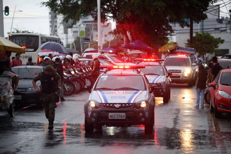 Na tarde de ontem, a Polícia Militar deflagrou a Operação “Polícia nas Ruas” (foto), o que levou um reforço de policiamento a oito bairros da capital. A partir das 16h, cerca de 80 militares de diversos batalhões, subordinados ao Comando de Policiamento da Capital I (CPC I), atuaram no incremento da segurança em toda a área do 2º Batalhão de Polícia Militar (2º BPM). Na Operação foram utilizadas sete viaturas e 25 motocicletas que, segundo o major Diógenes Braga, subcomandante do 2º BPM e comandante da Operação, serviram para dar apoio direto aos policiais que foram divididos no policiamento a pé, em pontos estratégicos dos bairros.
FOTO: THIAGO GOMES / AG. PARÁ
DATA: 05.05.2018
BELÉM - PARÁ <div class='credito_fotos'>Foto: Thiago Gomes /Ag. Pará | <a href='/midias/2018/originais/c9f8f9f0-a606-4d69-8655-e200cb4a1573.jpg' download><i class='fa-solid fa-download'></i> Download</a></div>
