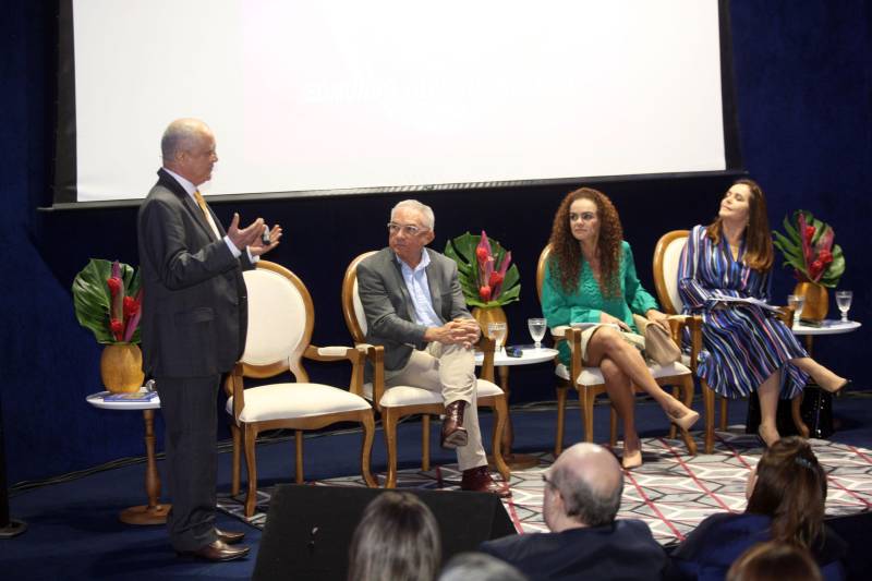 A secretária de Municípios Sustentáveis (Semsu), Izabela Jatene, representou o governador Simão Jatene na sessão pública de apoio à implantação do campus da Amazônia para Estudos e Pesquisas de Políticas Integradas de Proteção Ambiental e Progresso Sustentável da Universidade Mundial de Segurança e Desenvolvimento Social da Organização das Nações Unidas (ONU), em Belém. O jurista e professor Edmundo Oliveira (foto) apresentou o projeto da Universidade Mundial de Segurança para o público presente.
FOTO: CARLOS SODRÉ / AG. PARÁ
DATA: 23.05.2018
BELÉM - PARÁ <div class='credito_fotos'>Foto: CARLOS SODRÉ / AG. PARÁ | <a href='/midias/2018/originais/c9fe3de8-774e-4869-b045-94c121db9dea.jpg' download><i class='fa-solid fa-download'></i> Download</a></div>